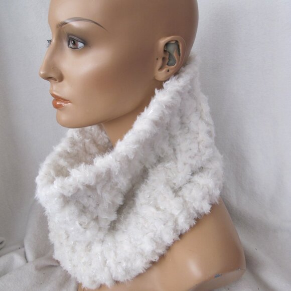 New Handmade White Faux Fur Infinity Scarf/Cowl/Neckwarmer - Picture 2 of 9